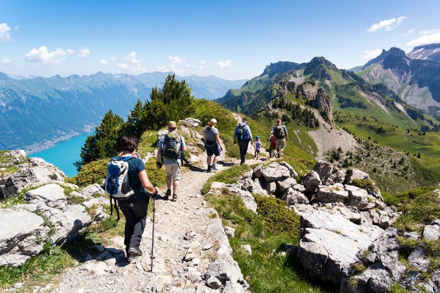 Wandergruppe im Berner Oberland mit Aussicht auf den Brienzersee Trekkingschuhe