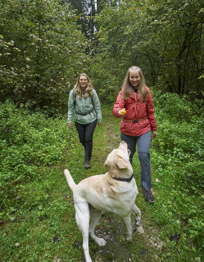Frauen unterwegs mit Hund in Outdoorbekleidung zum Wandern Hundehalter Outdoorbekleidung Damen zum Gassi gehen