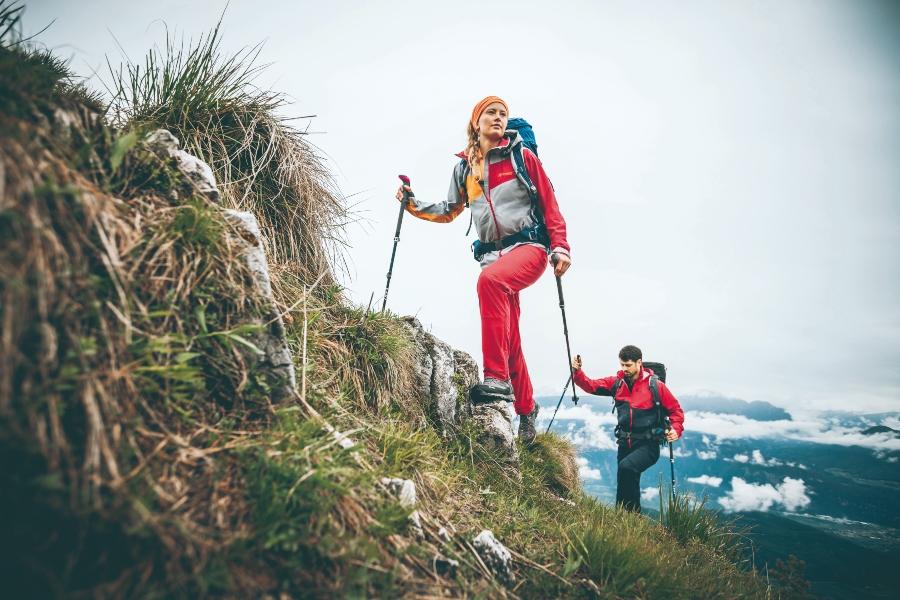 Für Bergsteigerinnen sind spezielle Alpinhosen zu empfehlen Was eine gute Funktionshose noch ausmacht
