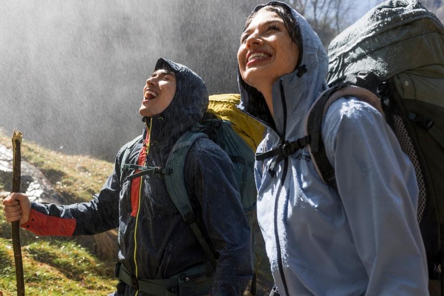 Auch im Sommer sollte man auf einen plötzlichen Wetterwechsel gut vorbereitet sein Outdoorbekleidung fuer den Sommer wetterfest