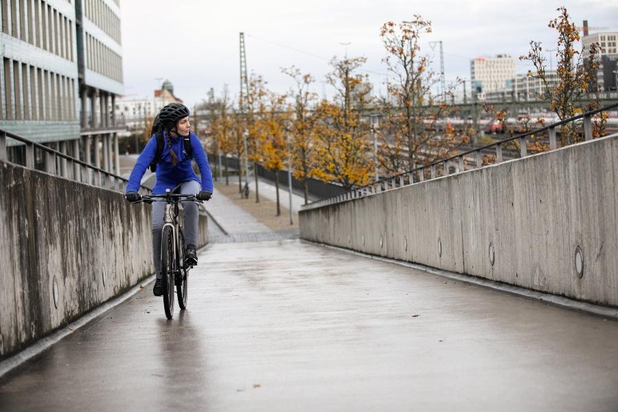 Auch in der kalten Jahreszeit muss die Radlerhose möglichst viele Anforderungen erfüllen Welche Fahrrad-Regenhosen gibt es wasserdichte-fahrradbekleidung