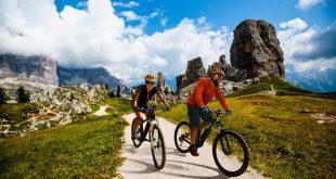 Paar-auf-E-Bikes