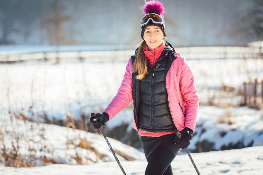 Junge Dame im Winter beim Nordic Walking - Nordic Walking Bekleidung für Damen