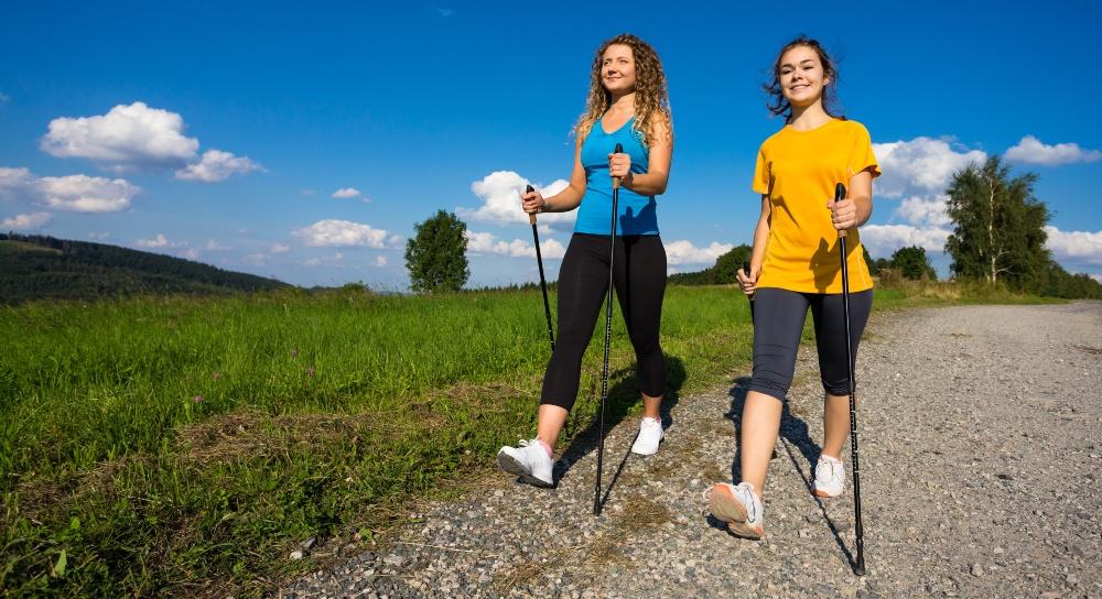 Zwei junge Frauen beim Nordic Walking - Nordic Walking Bekleidung für Damen