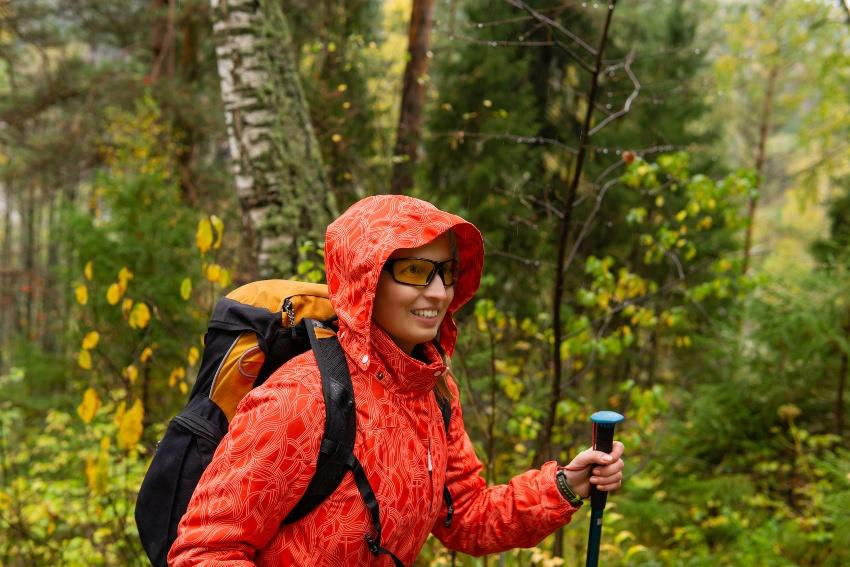 Junge Frau im Wald beim Nordic Walking - Nordic Walking Bekleidung für Damen
