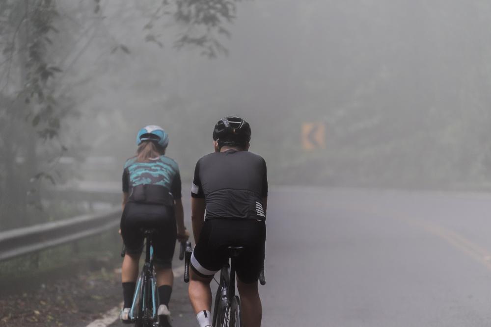 Zwei Radfahrer im Nebel, schlechte Sichtbarkeit -Radtour im Winter