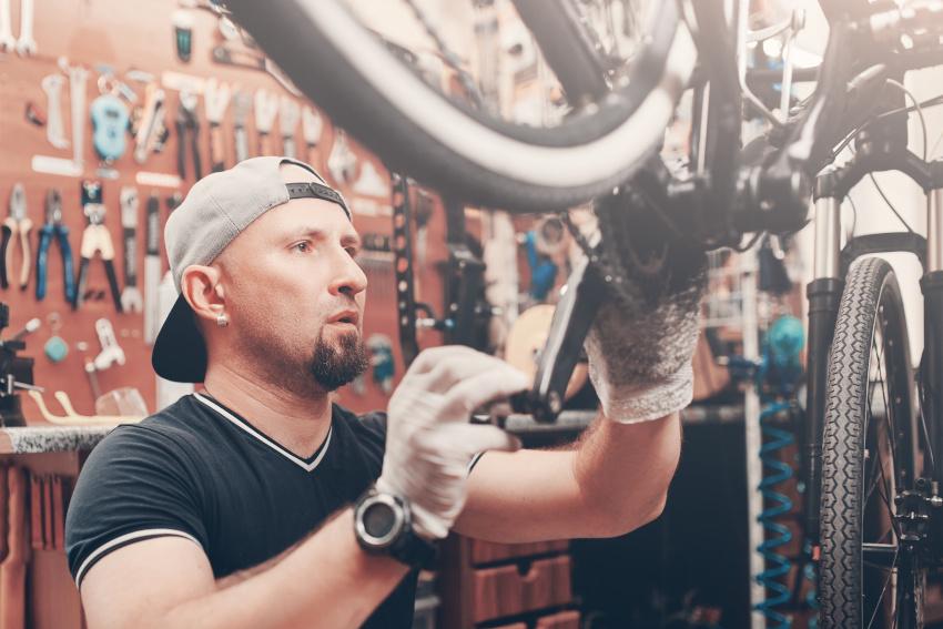 Vor dem Trip solltest du dein Rad von einem Profi durchchecken lassen Profi in der Werkstatt überprüft Fahrrad