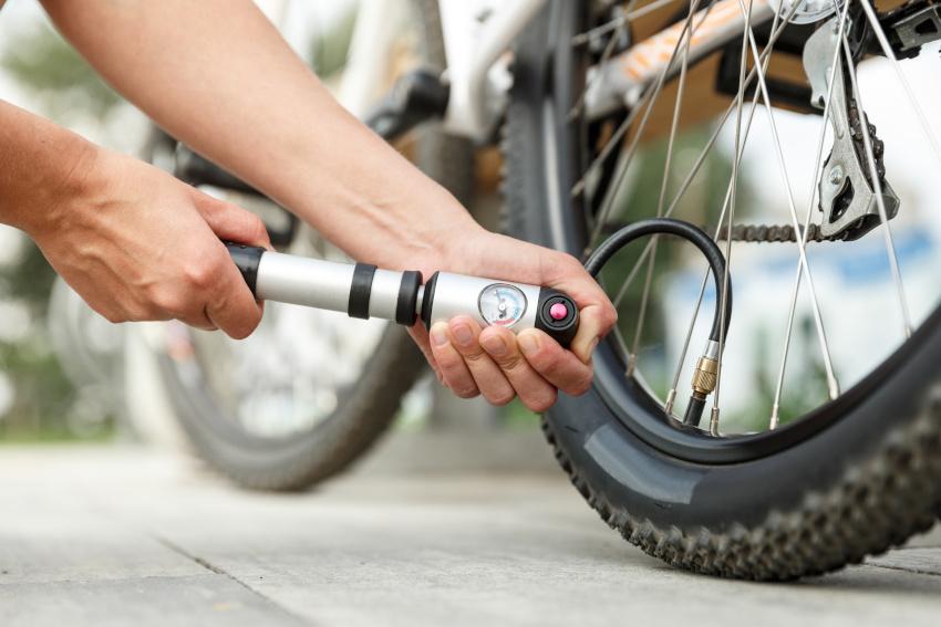 Vergiss nicht die Luftpumpe sowie Flickzeug für den Notfall Luftpumpe fürs Fahrrad - Packliste