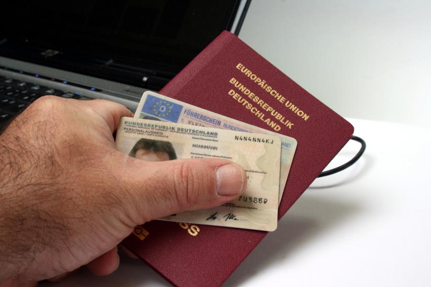 Denke an alle wichtigen Reisedokumente Ausweis, Reisepass, Führerschein