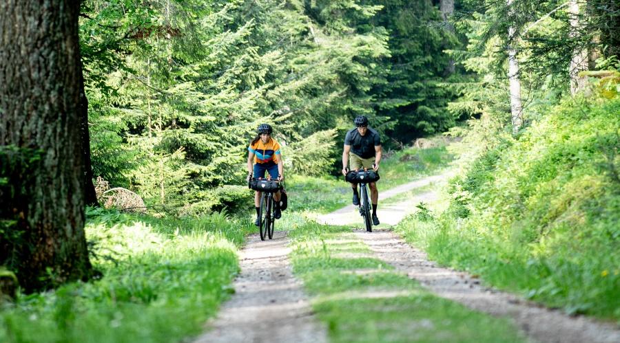 Hochwertige Fahrradbekleidung von Gonso 2 Radfahrer im Wald - Trendthema Hiking und Biking