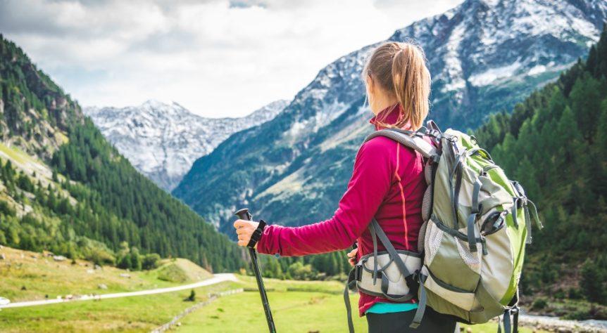 Junge Frau beim Wandern in den Bergen - Trendthema Hiking