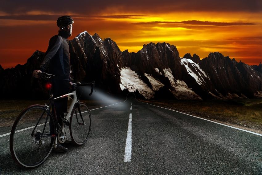 Radfahrer bei Nacht - Fahrradtour planen