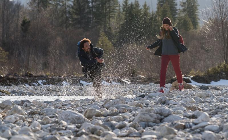 Zwei junge Leute wandern in einem Flussbett - Bekleidung für eine mehrtägige Wanderung