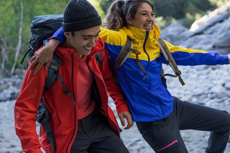 Das Zwiebelprinzip funktioniert perfekt, wenn man Kleidungsstücke bei Bedarf gut verstauen kann Zwei junge Menschen mit Outdoorkleidung von Maier Sports - Bekleidung für eine mehrtägige Wanderung