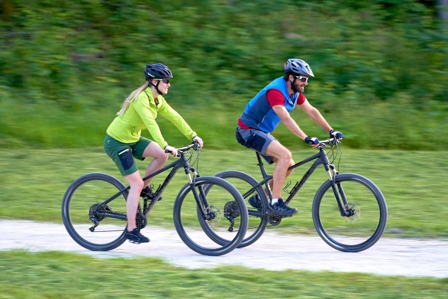 Zwei Radfahrer mit Kleidung von Maul Sport - Der Weser Radweg