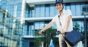 Frau mit Fahrrad - Gründe mit dem Fahrrad zur Arbeit zu fahren