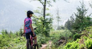 Junge Fahrradfahrerin - Was tun gegen Po-Schmerzen nach dem Fahrradfahren?