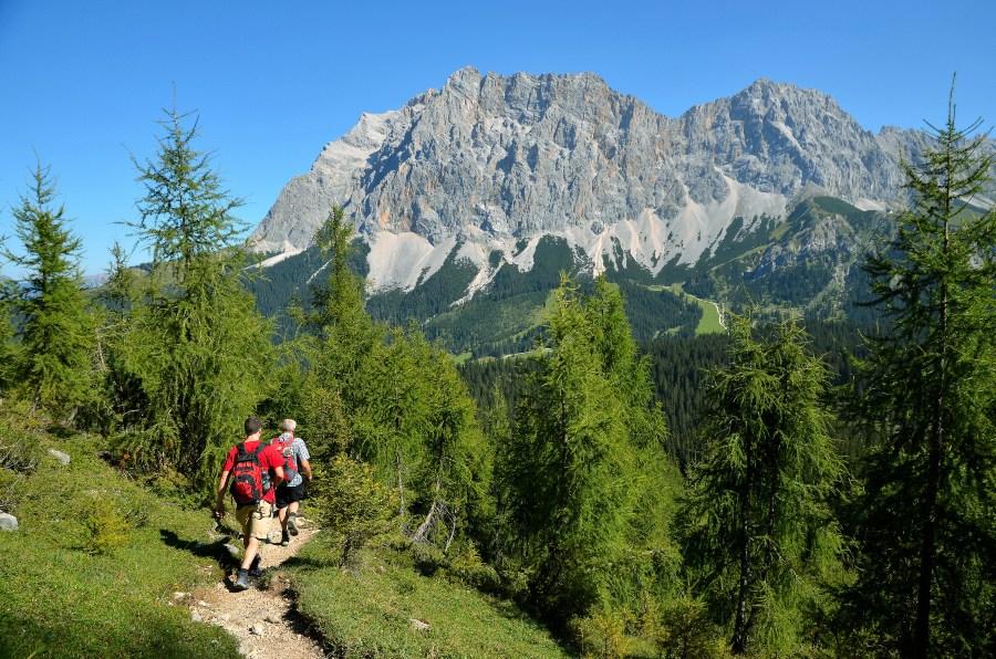 Zwei Wanderer in der Nähe der Zugspitze - Wandern in Bayern