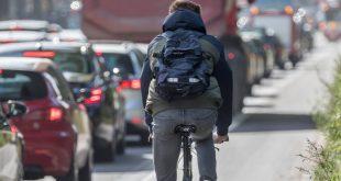 Junger Mann auf Fahrrad - Fahrrad statt Auto nehmen