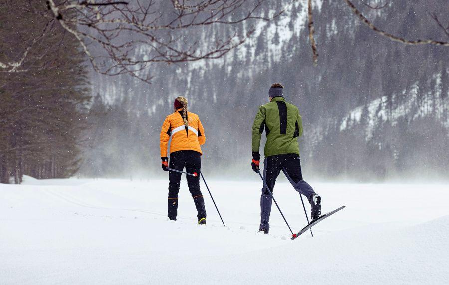 Mit der passenden Bekleidung macht Wintersport umso mehr Spaß Zwei LangläuferInnen, Rückenansicht