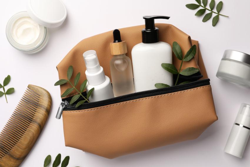 Vergiss nicht deine Waschutensilien, am besten in praktischer Reisegröße Waschtasche mit Waschutensilien