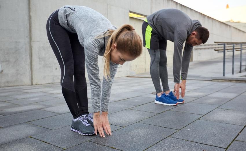 2-junge-Leute-beim-Stretching