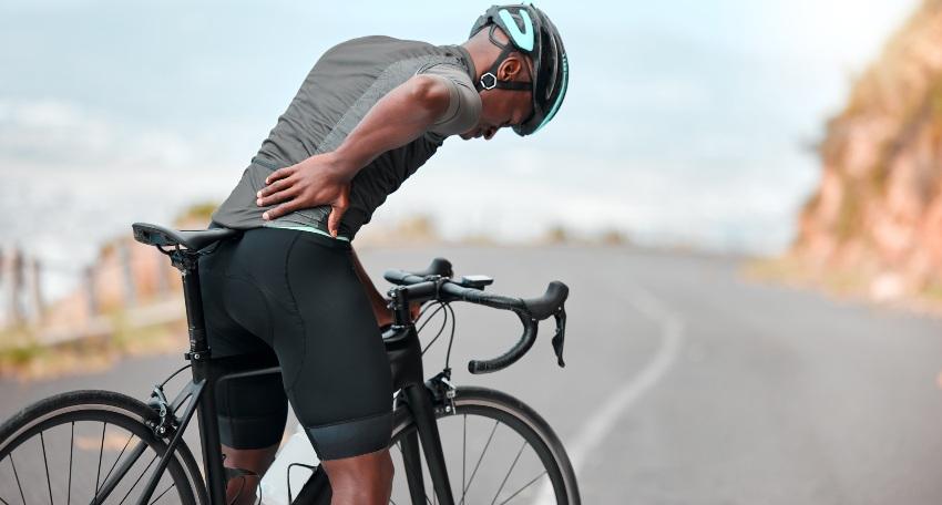 Fahrradfahrer-mit-Rueckenschmerzen