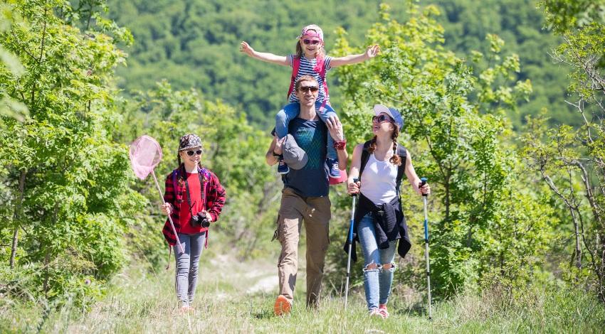 In einer Gruppe orientieren sich stets alle am schwächsten Mitglied - dieses gibt das Tempo vor Junge Familie wandert