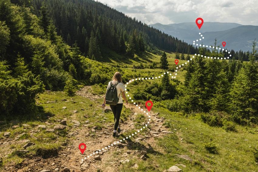 Mithilfe von GPS Tracking kann man sich in vielen Gebieten sehr gut orientieren Frau-wandert-anhand-virtueller-Wegpunkten