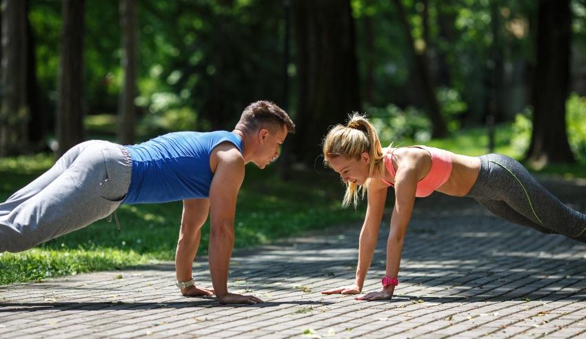 Junge-Leute-machen-Liegestuetze