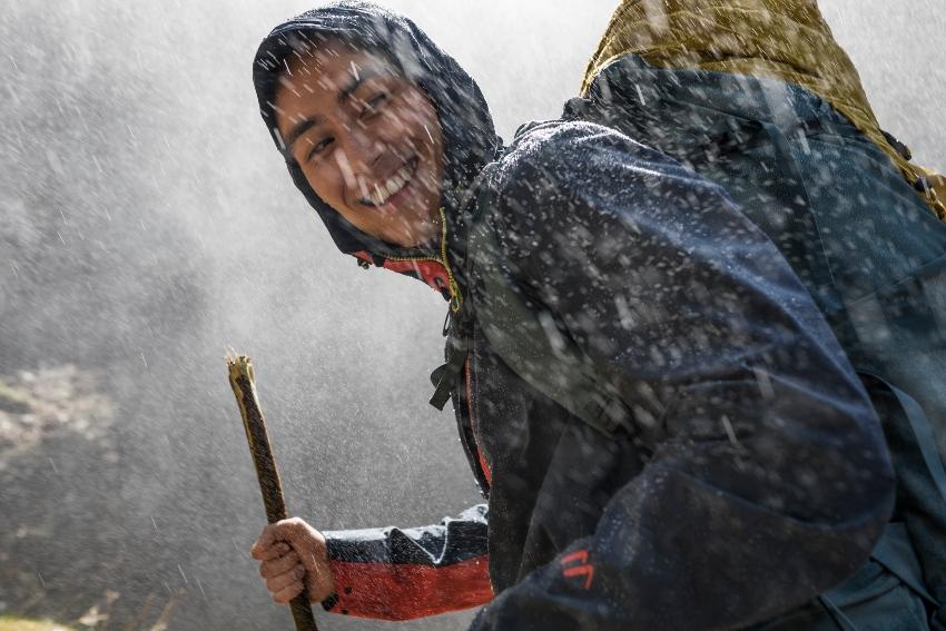 Junger Mann in Wanderkleidung bei Regen - Maier-Sports Outdoorkleidung 2022 - Wandern im Regen