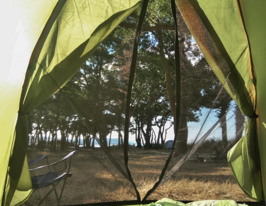 Kaum etwas nervt im Sommer mehr, als Mücken, die nachts um einen herumfliegen Zelt-mit-Mueckennetz