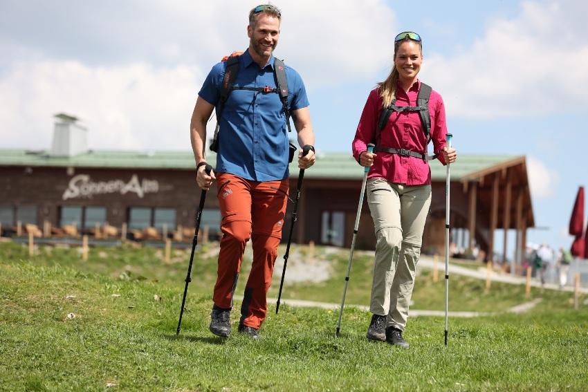 Perfekt ausgestattet mit der Outdoorbekleidung von Maul Sport