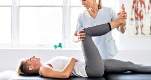 Frau-in-Physiotherapie - Welche Kleidung trägt man bei der Reha