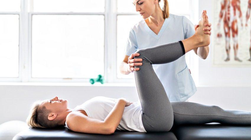 Frau-in-Physiotherapie - Welche Kleidung trägt man bei der Reha