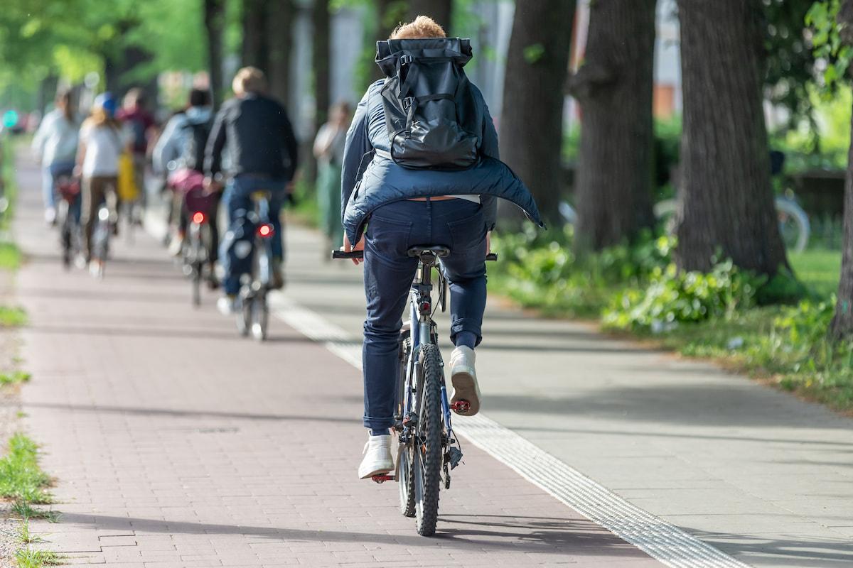 Gruppe von Fahrradfahrern auf städtischem Fahrradweg