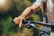 Mann greift Fahrradlenker mit rechter Hand, hand ist im Fokus