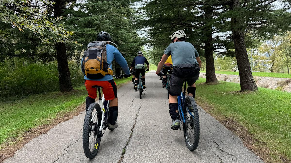 Rissiger Asphalt oder Kopfsteinpflaster sorgen für Vibrationen. Diese gehen über Gabel und Lenker direkt in die Hände. Eine Gruppe Radfahrer fährt auf rissigem Asphalt